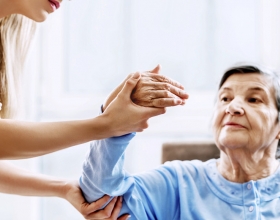 Người lớn tuổi nên ăn gì khi giao mùa để duy trì sức khỏe miễn dịch?